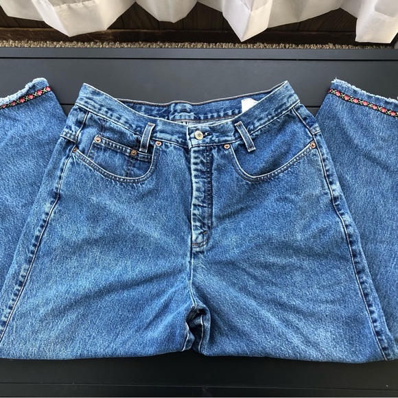 Rare Vintage Levis with flower detail - Picture 2 of 4